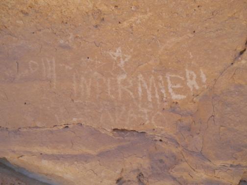 Passo del Cammello: la scritta sulla parete di quella che era una grotta ricovero