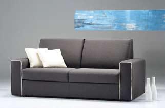 Dotato di un comodo cassettone porta oggetti per riporre coperte e guanciali. Due cuscini decorativi compresi. 190x64x90h cm (misure letto: 190x110 cm).