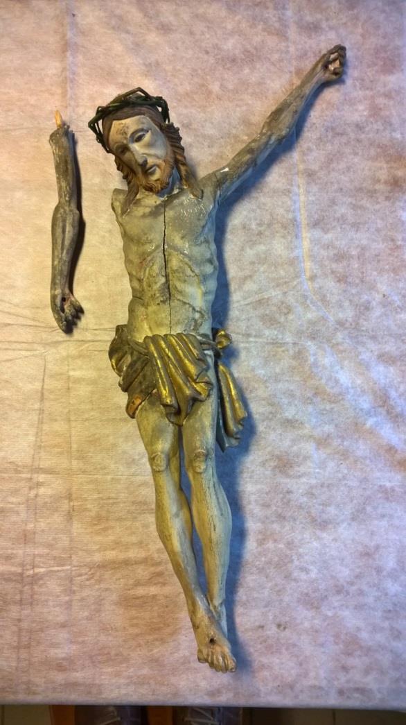 Foto del Cristo dopo una prima pulizia della lordura impregnata su tutto il corpo Analisi La figura scolpita del Cristo, corre l'obbligo di attestare che l'opera realizzata circa nella prima metà del