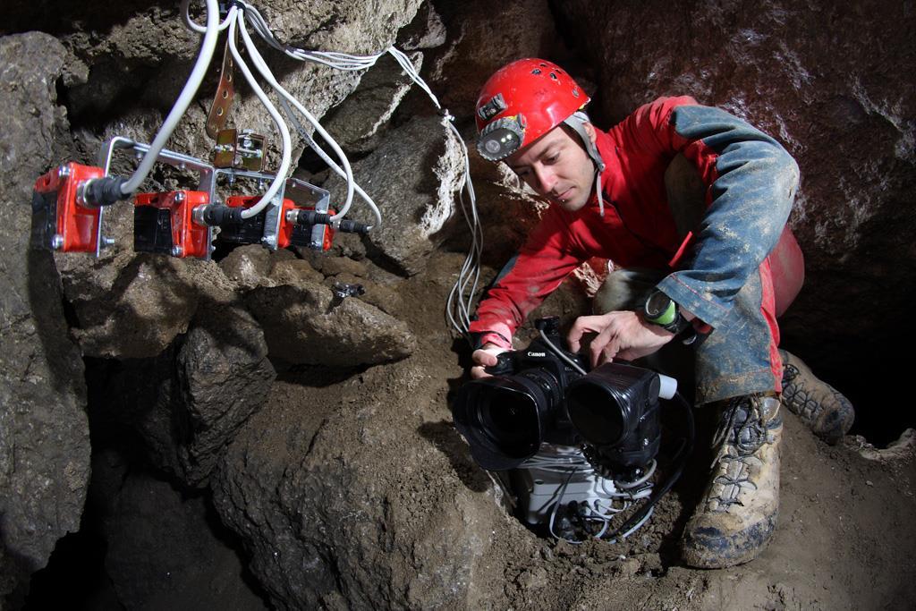 Conferme più recenti derivano dall indagine fotografica svolta presso la Grotta che, con un sistema automatico, dotato di sensori e collegato ad una macchina fotografica modificata per IR (Foto 3),