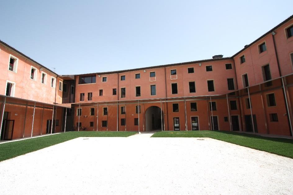 Nato dalla ristrutturazione dell antico Ospedale di San Francesco Grande nel centro storico di