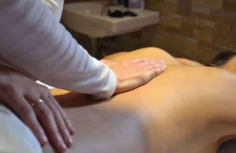 Massaggio con Pietre Laviche è un particolare trattamento fisico nel quale il terapista utilizza pietre lisce e riscaldate come estensione delle proprie mani.