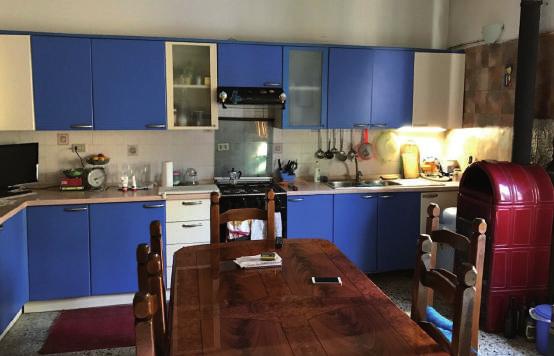 tre camere da letto, due terrazze, tre bagni, lavanderia, ampia taverna con camino, garage (con accesso indipendente) quadruplo, giardino.