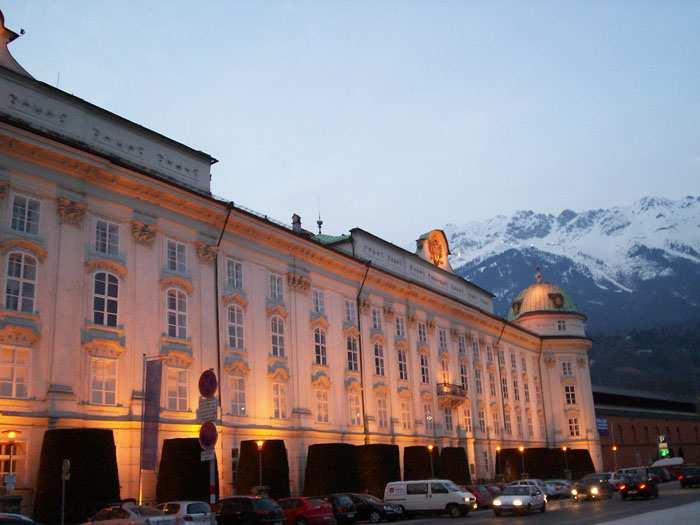 Da ammirare il famoso Golden Dachl (il famoso tettuccio d oro composto da un balcone decorato con stemmi e scene di danza dove la parte sporgente è