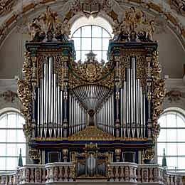 ! mentre, nel Duomo di San Giacomo in stile barocco del 1717 circa, si possono ammirare il monumento funebre dell'arciduca Massimiliano III con la raffigurazione della Pietà "Maria Ausiliatrice" di