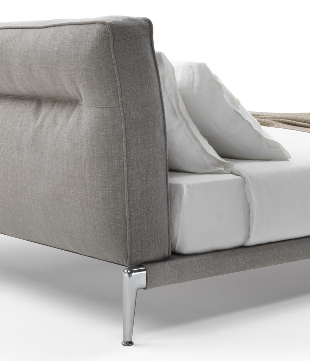 Adda Antonio Citterio Design Letti Beds L estetica asciutta e contemporanea che caratterizza il divano Adda presentato al Salone del Mobile nell aprile 2017 si declina ora nell omonimo letto.