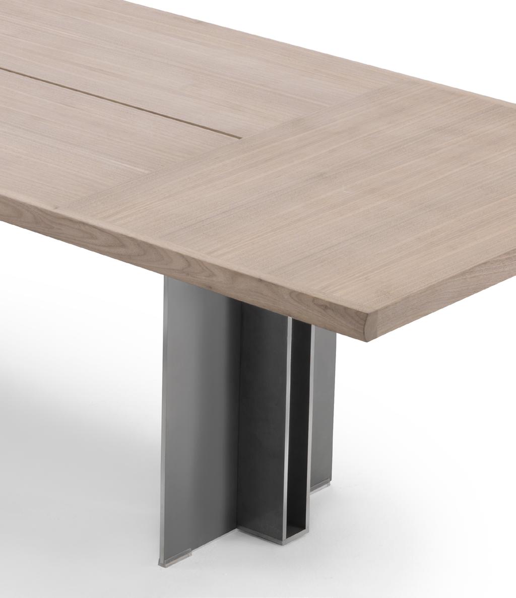 Spello Gabriele e Oscar Buratti Design Tavoli Tables Due scultoree basi in metallo verniciato conferiscono al tavolo Spello una marcata personalità.