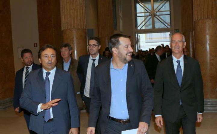 il capo ufficio stampa della Polizia Mario Viola, accompagna il ministro Salvini ed il Capo Franco Gabrielli Il capo della Polizia Franco Gabrielli, ha spiegato che il mandato dato ai 12 autori è