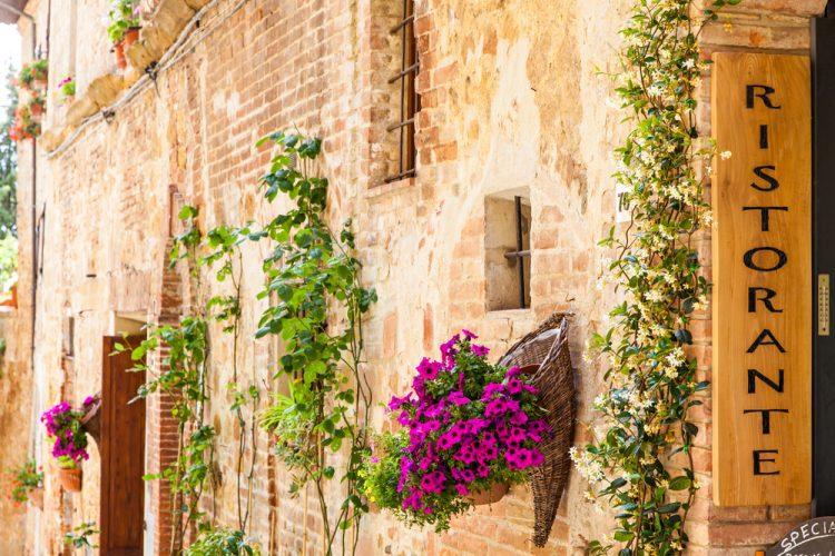 Gimignano. E per concludere il pasto gli immancabili cantucci e vin santo!