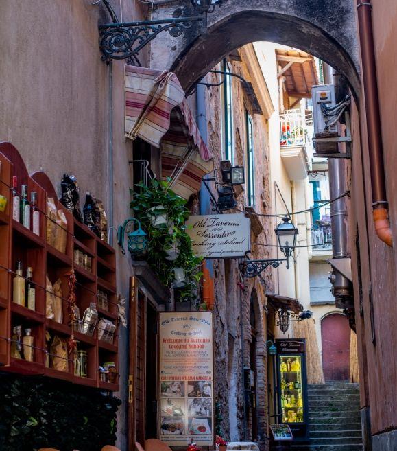 Una vacanza di benessere tra le splendide coste d' Amalfi e Sorrento in un periodo ideale per evitare la ressa delle spiagge e godersi una vacanza in assoluto relax.