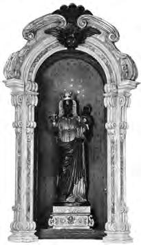 del le venature verdastre della pietra d Oropa, è nobilitata dal portale, più scuro, che riporta in alto lo stemma sabaudo del duca Car - lo Emanuele II, sorretto da due angeli in pietra.