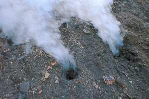 SICILIA). STROMBOLI E SEMPRE ATTIVO MENTRE VULCANO NON ERUTTA DALLA FINE DEL 1800.