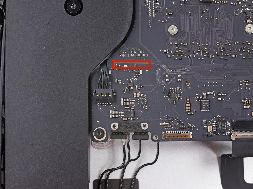 Passo 29 Durante il rimontaggio, può essere un po 'una sfida per reinstallare la scheda AirPort / Bluetooth come la presa sia sul lato inferiore della scheda logica.