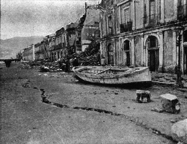 Maremoto del 1908 Alle distruzione prodotte dallo scuotimento sismico, nelle località costiero si