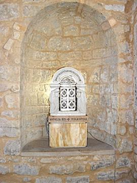 Nel 1934, per interesse di alcuni politici, una delle ampolline fu riportata a Ortona e si trova nell urna di marmo inserita in una nicchia della parete dell oratorio.