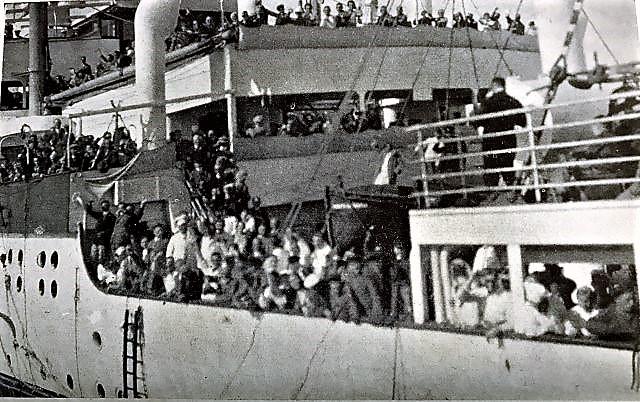 La folla di curiosi e di turisti a Ny Aalesund al tempo della tragedia del dirigibile Italia da Samoilovic, 1929, pag.