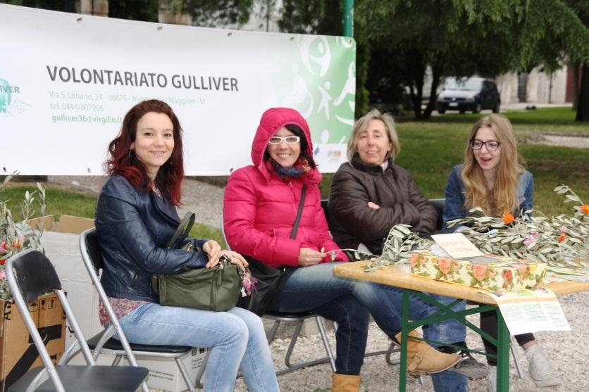 PREPARAZIONE DELLE PALME Come ogni anno ci siamo trovati in sede per la