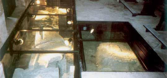 Dopo la numerazione e lo smontaggio delle lastre calcaree del pavimento, fu condotto lo scavo archeologico della navata, del transetto e dell abside, fino a oltre due metri di profondità dal piano di