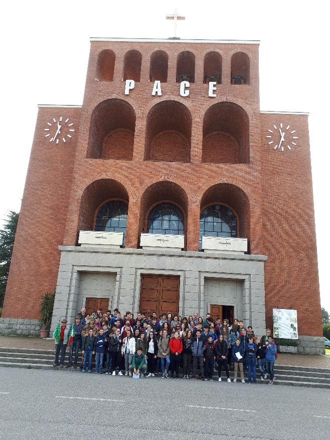 La foto di gruppo scattata al di fuori dal Tempio, con tutti i ragazzi delle classi terze, i professori