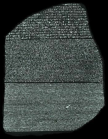 Se oggi siamo in grado di leggere i geroglifici è grazie ad una stele di granito nero (basalto), scoperta nel 1799 dall esercito francese sbarcato in Egitto al comando di Napoleone Bonaparte.