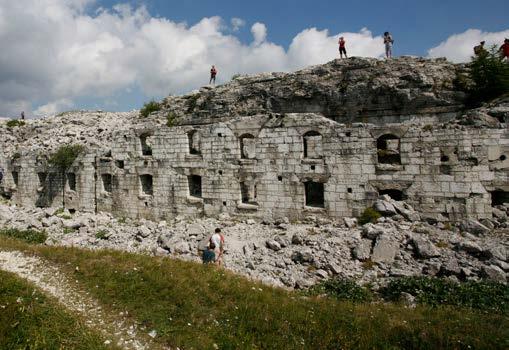 Forte Sommo Alto 9 Zwischenwerk Sommo A partire dal 1907, in previsione di uno scontro militare con l Italia sui confini meridionali dell Impero, il comando austriaco diede inizio ad una massiccia