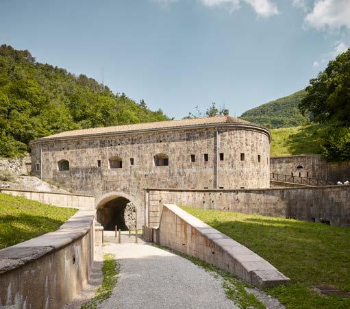 Forte di Cadine 17 Strassensperre Buco di Vela Il forte faceva parte del primo gruppo di fortificazioni austriache a difesa delle vie di collegamento alla città di Trento e, assieme al Doss di