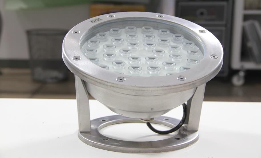Proiettori subacquei: I vantaggi dei LED Efficienza: producono più luce per watt rispetto alle lampade normali.