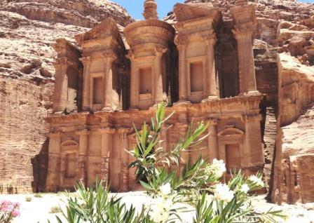 Ma il fascino che esercita su qualsiasi visitatore è ben espresso dalle parole di Lawrence d'arabia: "Petra è il più bel luogo della terra.
