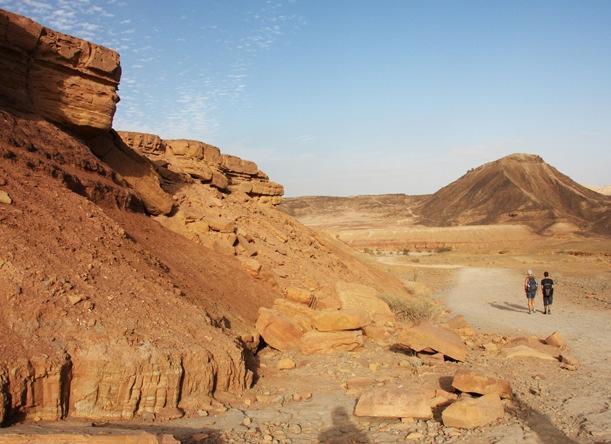 lingua inglese per un escursione di 2-3 ore alla scoperta del Maktesh Ramon, un canyon lungo 40 km, con una larghezza di 8 km e una profondità di 300 m.