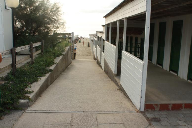 SPIAGGIA La spiaggia è raggiungibile tramite 18 gradini (dislivello 270 cm) superabili tramite percorso secondario attraverso una rampa: lungh. c.a. 10 + 10 metri interrotti da un ripiano di sosta, largh.