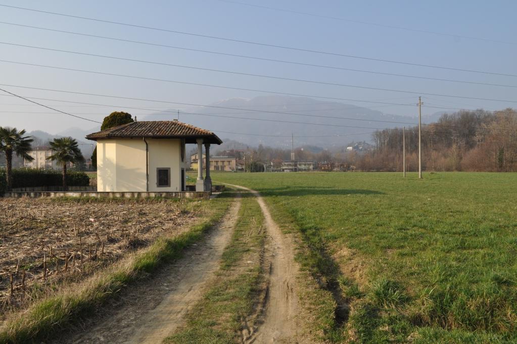 Immediatamente a sud est della cappella di San Sisinio è