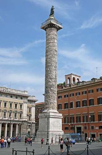 La colonna di Marco Aurelio è un monumento di Roma, eretto tra il 176 e il 192 per celebrare, forse dopo la sua morte, le vittorie dell'imperatore romano Marco Aurelio (161-180) ottenute sulle