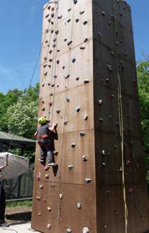 Sulla nostra "torre di arrampicata" alta 7,5 metri, dotata di percorsi di varia difficoltà, i ragazzi potranno