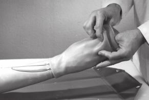 IT 6. Pulizia Il lattice che simula la pelle può essere rimosso dal braccio (fig. 14). Per facilitare la rimozione della pelle, applicare del talco sulla superficie esterna.
