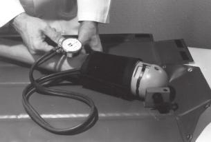 4.4 Eliminazione dell aria dalle vene e dall arteria Applicare un manicotto per la misurazione della pressione sanguigna al braccio superiore e gonfiare ad un massimo di 80 mm. Hg (fig.