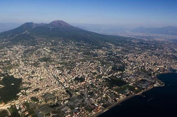 COMMISSIONE GRANDI RISCHI Si riunisce: su indicazione del Capo Dipartimento su decisione dell Ufficio di Presidenza Settore Rischio Vulcanico FORNISCE PARERI DI CARATTERE TECNICO- SCIENTIFICO IN