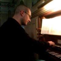 Alessandro Milesi Alessandro Milesi, nato a Lecco nel 1972, si è diplomato a pieni voti in Organo e Composizione organistica al Conservatorio G. Nicolini di Piacenza sotto la guida di Enrico Viccardi.