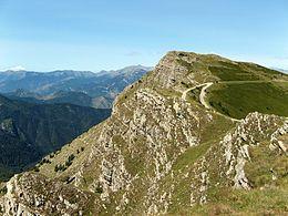 Si sale sulla cima del: MONTE SACCARELLO (munte Sciacarée in brigasco, mont Saccarel in francese) è una montagna delle Alpi liguri alta 2.201 m. Assieme al monte Frontè (2.152 m), alla cima Missun (2.
