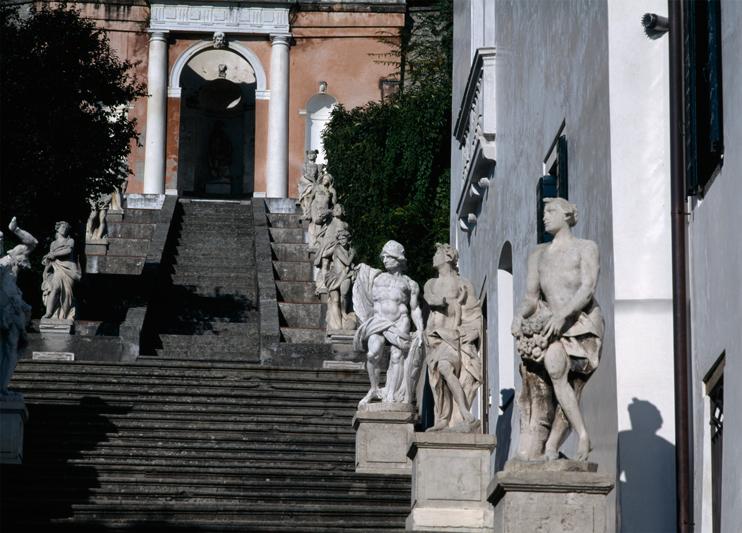 Gli elementi che caratterizzano la villa sono il monumentale portale d'ingresso in trachite, la scalinata ornata da statue, progettata tra il `600 e il `700, che conduce ad un tempietto votivo con un