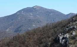Si sale sulla cima del Monte Carmo di Loano: Posta nell immediato entroterra di Loano, la montagna è riconoscibile da molte cime e località della Liguria (tra cui Genova) per il suo imponente ed