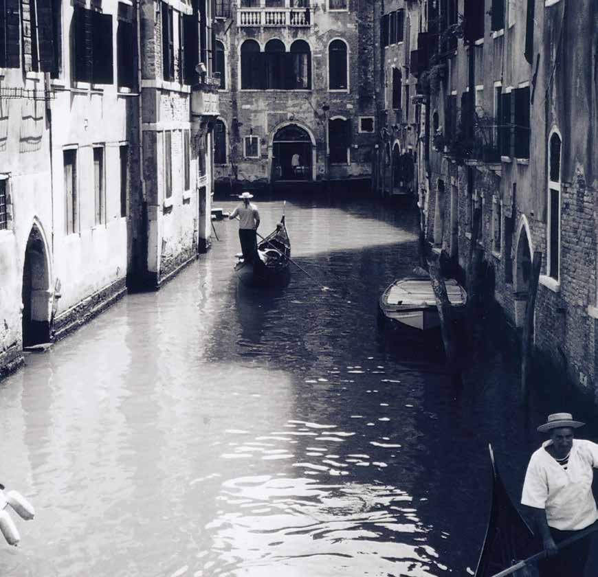 La più romantica è quella legata a Venezia dove nel 700 divenne popolare tra cortigiani e nobili che ne apprezzavano la squisita combinazione di sapori: crema al mascarpone,