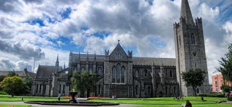 LE VACANZE STUDIO IN IRLANDA DUBLINO Capitale di questo splendido Paese, è Dublino, accogliente e divertente città che ospita oltre un milione di abitanti.