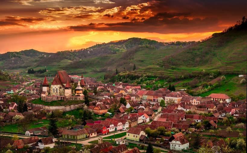 ROMANIA 018 PARTENZE GARANTITE BUCAREST SIBIU SIGHISOARA TARGU MURES BISTRITA MONASTERI DELLA BUCOVINA RADAUTI GOLE DI BICAZ MIERCUREA CIUC BRASOV SINAIA PARTENZE DAL 0 APRILE AL 1 OTTOBRE 018 Volo