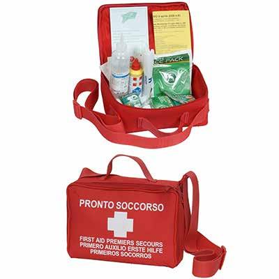 SERIE DM388 ALLEGATO 2 ALLEGATO 2 MIZAR - BORSA CON TRACOLLA Borsa in nylon 600D, imbottita, colore rosso con maniglia e tracolla, chiusura con cerniera, stampa in bianco con scritta pronto soccorso