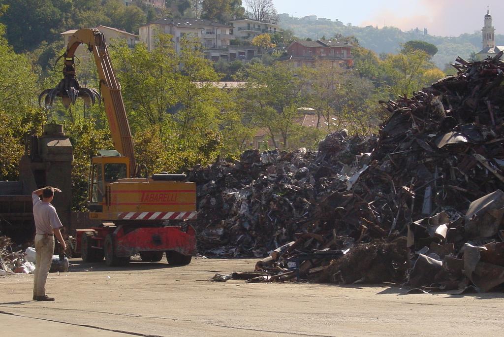 TIPOLOGIE di SITI PRODUTTIVI IMPIANTO DI ROTTAMAZIONE / AUTODEMOLITORE Sito Comune di Chiavari Bacino Entella Estensione 6 m2 circa Attività