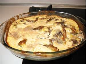 Secondi Piatti Tave Kosi Ingredienti: carne di pollo, yoghurt, burro, uova, farina, sale e pepe Preparazione: tagliare la carne a pezzetti e metterla a bollire in acqua salata.