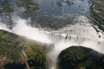 IDROGRAFIA Le cascate Vittoria si trovano lungo il corso del fiume Zambesi che in questo punto demarca il confine geografico e politico