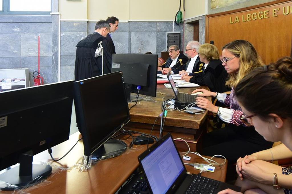 Le aule di udienza della Corte sono fornite di accesso a internet e di connessione al PCT; gli schermi dei pc mostrano i