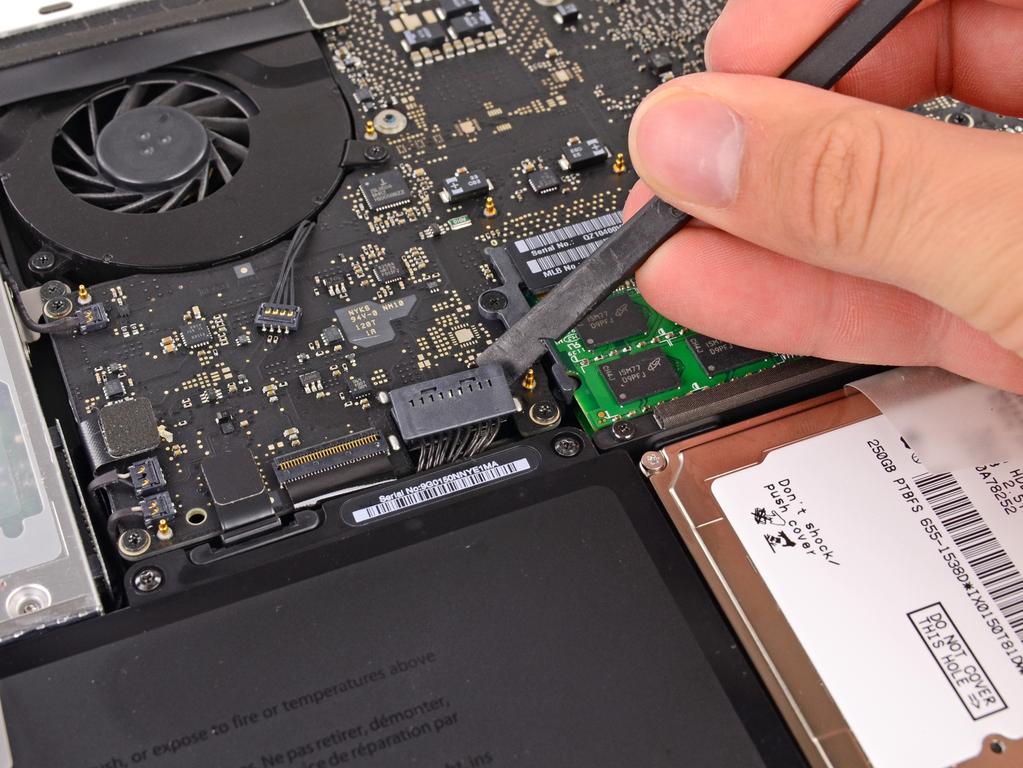 Sostituzione dell'unità ottica del MacBook Unibody modello A1342 Passo 3 batteria Per precauzione, suggeriamo di scollegare il connettore della batteria dalla scheda logica per