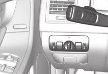 03 Ambiente di guida Illuminazione 03 Abbaglianti/anabbaglianti Leva al volante e manopola del comando luci.
